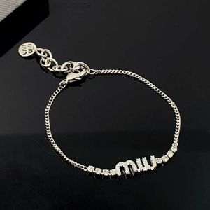 Designer de pulseira Mui Mui Bracelet Woman Luxo 925 Bracelete Miao Jiaman Diamante Letra Bracelete Elegante e Moda Design Sensor Versátil Mão Classic L L