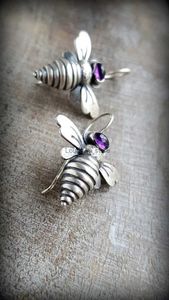 Dangle żyrandol nowy modny srebrny wzór kolczyków pszczoły Kreatywność inkrustowana z fioletowymi kamieniami upuszczenie kolczyków dla kobiet imprezowy prezent biżuterii H240423