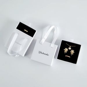 Strängar Anpassad logotyp Vit Luxury Liten Gliding Drawer Present Parfympapper Shoppingväska för smycken Armband med satinbandhandtag