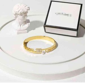 2021 Fashion Gold Lettered Pearl Intarson Women039S Bracciale Elettroplato Colorfast Acciaio Decorazione Hand Regalo famoso Brand5884149