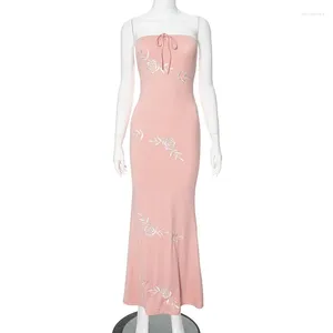 Casual klänningar OMSJ 2024 Rose broderad rörets toppklänning ärmlös rygglös snörning kroppsformad rosa cutesexy wrap axelparti maxi party