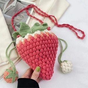 Novel Strawberry Crossbody väska handgjorda stickade DIY Personlig virkad ull liten säckväska tecknad söt sling purses 240418