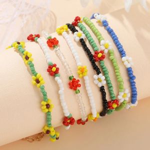 Strängar Färgglada pärlor Little Daisy Flower Armband för kvinnor Girl Bohemian Handgjorda Elastiska pärlor Armband Pulseras smycken Partihandel