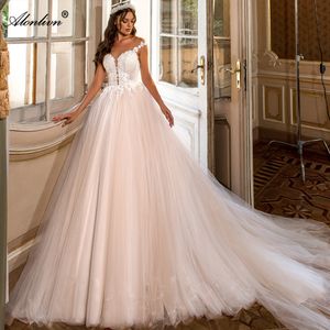 Atemberaubende Schlitten Tulle Sheer V-Ausschnitt A-Line Hochzeitskleid Applikationen Spitzenschmelze Brautkleider Spitzen