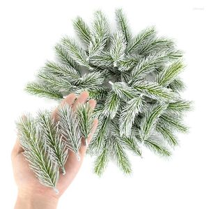 Dekorative Blumen 10pcs künstliche Kunststoffkiefernnadeln Weihnachtsbaum Omenent Dekoration Zubehör Kranzjahr Wohnkultursimulation