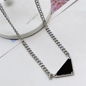 Casual Designer Halskette für Frauendreiecksbuchstaben Klassische Langkette Fashion Edelstahlschmuck Pendelly Halskette plattiert Silber Halskette Frauen ZB011 B4