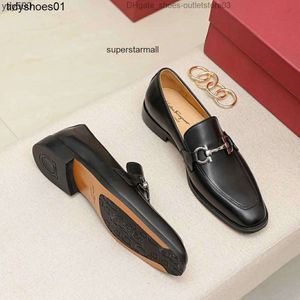 Couro Feragamo Dress Sapatos para homens Spring Business Formal and Shoes Ternos de verão Novo lefu mocassin d808 britânico high-end jbow ydce 7nbf