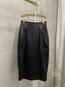 Spódnice 2024 Kobiety moda seksowna swobodna front dwa plisowane czarne pąki 0415