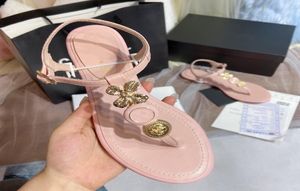 Toppklass märke Elegant Gold Flower Flip Flops Beach Shoes Designer Sandaler Lyxiga kvinnor Fashion Shoes Red Pink Size 35 till 40 TR3537157