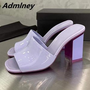 Slippers 2024 Mulher de verão de verão Peep Toe Square High Heel Runway Shoe Patent Leather Candy Color Party Holiday Mules One Strap