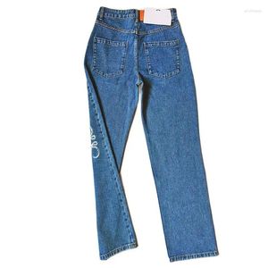 Kvinnors jeans 2024 Autumn High midja ihålig lapp broderi logotyp dekoration avslappnad djupblå rak fat denim byxor