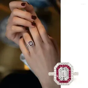 Klaster Pierścienie 18k Diamond Woman Fashion Modna Geometria Ruby Ring Art Design Style Wedding Gift