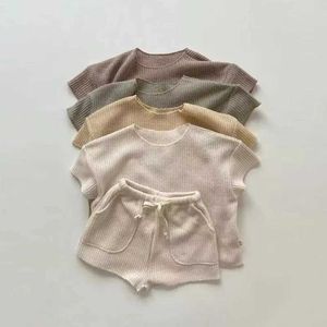 Giyim Setleri 2023 Yaz Yeni Bebek Kısa Kol Giysileri Solid Çocuklar Tişörtler + Şort 2 adet takım elbise SAAT SET Bebek Kıyafetleri H240423