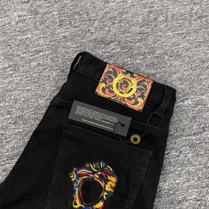 Designer de jeans masculino Designer PLUS TAMANHO MENS MEDUSA Bordado calças bordadas de luxo calças de perna reta Menas Moda Vintage Zipper Access Denim de alta qualidade 5bml