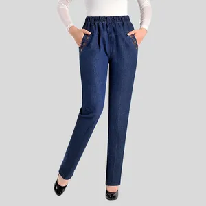 Frauen-Jeans-Mutter-Herbst-Outfit mit mittleren losen geraden Rohrschläuchen im mittleren Alter, wobei die große Freizeitgröße verdickt wird
