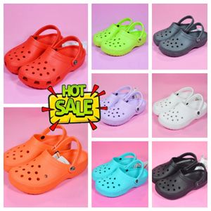 New Crock Crocse Luxus berühmter Designer für Kleinkind Sandalen Frauen Kinder Männer Reihen Frau Schieber Dreifach schwarz rosa weiße Hausschuhe