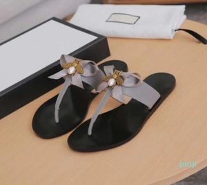 2022 Designer de luxo chinelos de metal chinelos de couro genuíno mulheres lâminas de verão sandálias Adorável gravata linear lisos lisos eu36e4702942