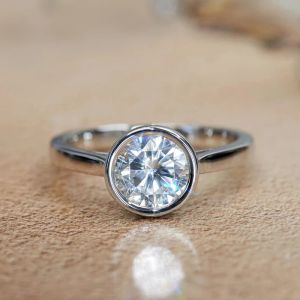 Band Huitan Simple Round White CZ Rings for Women Eternity Wedding Engagement Bands Tillbehör Temperament Eleganta kvinnliga smycken