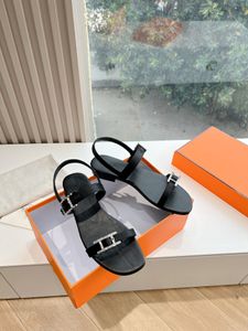 Nowe wiosenne/lato Blingbling Diamond Sandals Sandals Damskie designerskie skórzane sandały