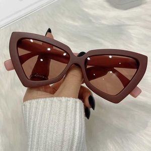 Óculos de sol mulheres Novo Tren Large Frame Glasses Sunglasses Moda Hip Hop Cat Eye Mens unissex ao ar livre Drita J240423