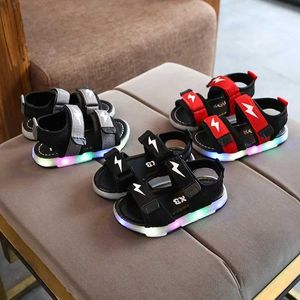 Slipper 2024 New Fashion Kids LED Sandals Light Up Summer Summer Sport Boys Girls Wlashing Songleasliasl2404