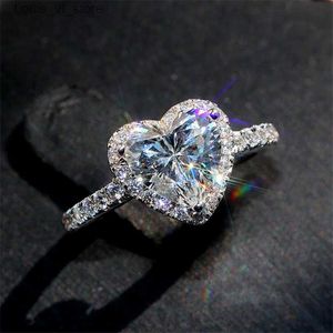 Band Rings Luxury Silver Color Heart Ring For Women Exquisite Fashion Metal Inlaid White Zircon Stones Bröllopsengagemangsmycken H240424
