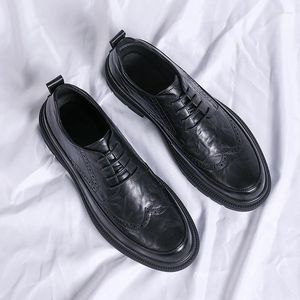 Swobodne buty dla mężczyzn 2024 Mężczyzna Oxford retro luksusowy skórzany moda oddychająca trampki ręcznie robiona platforma