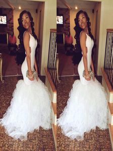 Sexig African White V Neck Mermaid Prom Dresses 2019 Sweep Train Ruffles Organza Long Graduation Party klänningar Cutaway Sides4007554