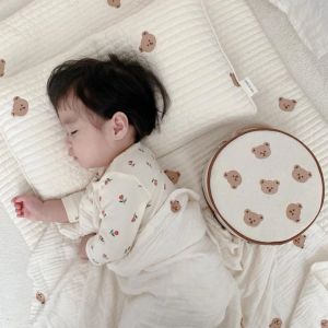 枕の寝具ベビーキッズ枕アンチロールスリーピングベア刺繍ネックヘッドピロー多機能通気性のある乳児枕
