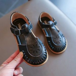 Girls Sandals 2023 Childrens Hollow Soft Sole Shoes Carved Fashion Princess Beach Cutouts 240415