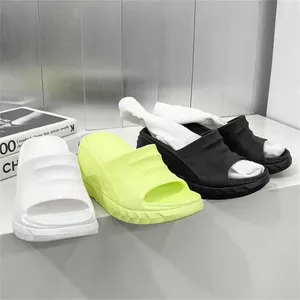 Sandali 34-40 Slifori da tennis leggeri Donne Black Woman Scarpe per donne Sneaker Sport Speciale Modello largo portatile