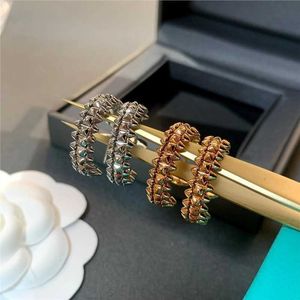 Gold Diamond Design Stud с высококачественной гладкой поверхностью Active Brivet Серьги 18K Rose эти женщины с оригинальными кольцами Carrtiraa