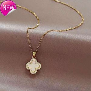 Van Clover Necklace Designer Titanium Steel in bianco e nero Collana trifoglio reversibile Collana di lusso da donna Collana incolore