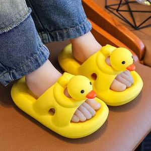 Slipper verão chinelos de bebê para meninos meninos garotos de pato fofos sapatos infantis de crianças mole eva criança sapatos ao ar livre sandálias praia rsl2404