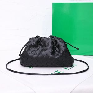 Kvinnor vävda mini påse moln tygväska mode män koppling lyxiga designer äkta läder axel väska spegel kvalitet lady tote handväska satchel sling crossbody väskor