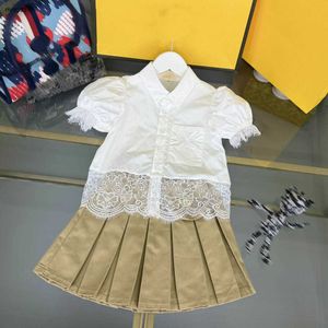Roupetas de trajes de garotas da marca Menina de traje de bebê Tamanho 90-150 cm Camisa de design de retalhos de renda e saia plissada cáqui 24April