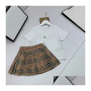 Giyim setleri çocuk tasarımcısı çocuk iki parça set bebek kıyafetleri 2 adet toddler t shirt kız kızlar eşofmanlar kısa kollu takım elbise lüks summ oTr3c