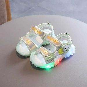 Slipper Kids LED Sandaler Light Up Children Summer Cartoon Bear Glowing Sport Baby Girls Boys Blinking Soft Non-Slip Casual Beach Shoesl2404