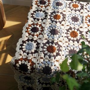 毛布手作りかぎ針編みのかぎ針編みの毛布テーブルクロスグラニースクエアスローシートクッションホーム装飾マットパッド80x60cm