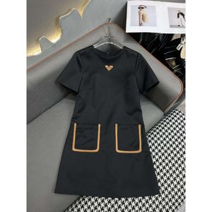 Triangelklänning Designer P Top Quality Luxury Fashion Basic Casure Dresses New Round Neck Dress Spring Summer Dual Pockets kontrasterande Färg Patchwork Leather Logo