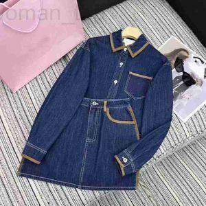 Duas peças Designer de vestido Denim de primavera Denim contrastante Flip Collar Moda Set com Western Style Single Pocket Letter Camiseta+Salia curta A-line x42x