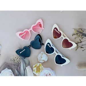 Óculos de sol Os óculos de sol em forma de coração personalizados de óculos da moda com descontos para festa de noiva festas de solteiro Gifts J240423