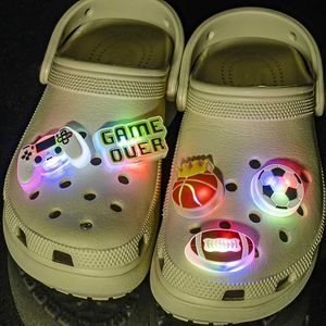 Sandálias 5pcs LED Charms de sapatos iluminados Unicorns gamepad Football Shoe Decorations Pins para crianças meninos meninas favorecem sandálias de presente fivelas 240423