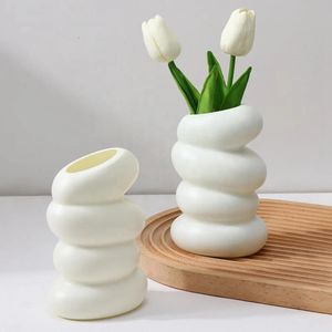1 st plast Spiral White Vase Hydroponic Pot Decoration Hem Desk Dekorativa vaser för blommor Maison Floreros 240418