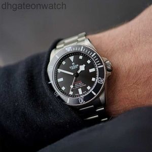 Importa de Wristwatch de Brand Designer de Tudery Original Submarino líder de 39mm de titânio metal relógio mecânico automático para homens M25407N-0001