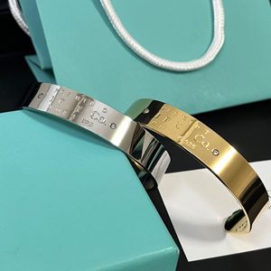 Pulseira de punhos de manguito de pulseira de alta qualidade feminino letra de punho de punho de luxo jóias de pulso 18K Placas de aço inoxidável de aço inoxidável