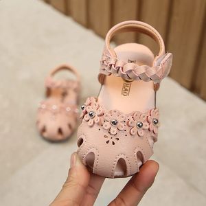 Summer sandals per bambini ragazze morbide culi di bambini dolci scarpe bianche piccoli bambini anti -calcio sandali da spiaggia scarpe per bambini CSH1018 240411