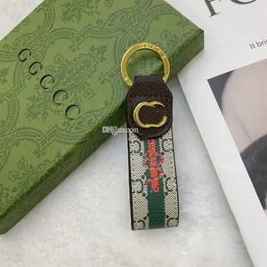 Keechain in pelle Trastino di alta qualità Designer di lusso Chiave Chain Accessori per la sicurezza rosa per uomo Donne Carriolo d'oro Fiore One Piece Fashioni da lettere classiche