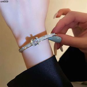 Hög version V Gulddesigners Armband Designer Charm smycken Bangle Women Top Quality Sense Diamond Celebrity Temperament Versatila smycken