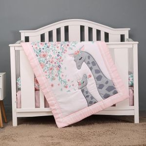 3st Micro Fiber Borsted Baby Crib Bedbling Set Pink Girrafe Design för flickor inklusive quilt crib ark kjol 240418